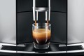 Ekspres Jura E6 EB w kolorze Platin, prezentacja wykonania espresso