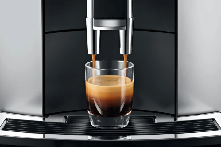 Ekspres Jura E6 EB w kolorze Platin, prezentacja wykonania espresso