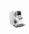 Ekspres Jura J6 w kolorze Piano White, zaprezentowany od lewej strony, z kawą latte macchiato