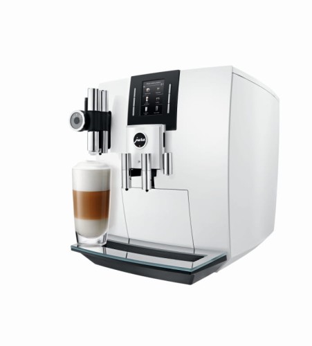 Ekspres Jura J6 w kolorze Piano White, zaprezentowany od prawej strony, z kawą latte macchiato