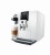 Ekspres Jura J6 w kolorze Piano White, zaprezentowany od prawej strony, z kawą latte macchiato