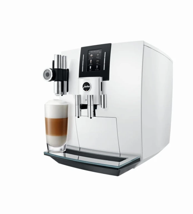 Ekspres Jura J6 w kolorze Piano White, zaprezentowany od prawej strony, z kawą latte macchiato