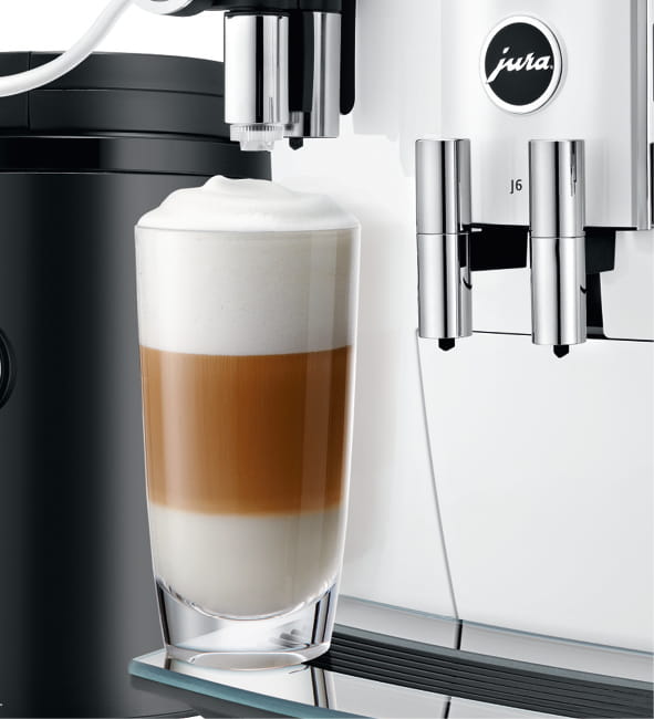 Ekspres Jura J6 w kolorze Piano White, zbliżenie na wylewkę kaw mlecznych