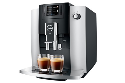 Ekspres Jura E6 EB w kolorze Platin, zaprezentowany z prawej strony z dwiema kawami espresso