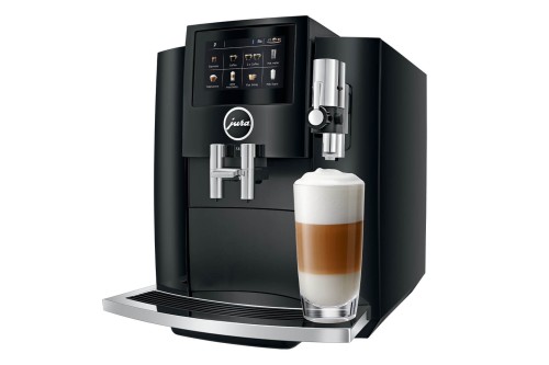Ekspres Jura S8 EA w kolorze Piano Black, zaprezentowany od prawej strony z kawą latte macchiato