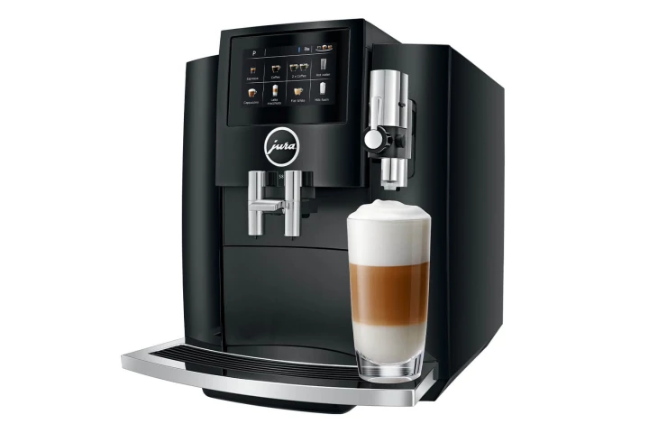 Ekspres Jura S8 EA w kolorze Piano Black, zaprezentowany od prawej strony z kawą latte macchiato