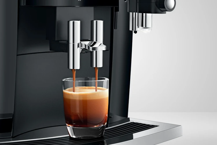 Ekspres Jura S8 EA w kolorze Piano Black, prezentacja wykonania kawy czarnej