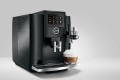 Ekspres Jura S8 EA w kolorze Piano Black, zaprezentowany od lewej strony z kawą cappuccino, widok na zbiornik wody