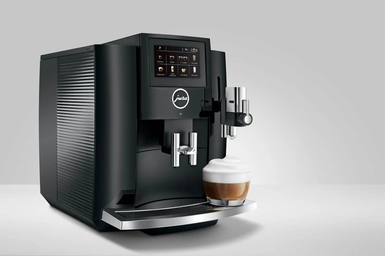 Ekspres Jura S8 EA w kolorze Piano Black, zaprezentowany od lewej strony z kawą cappuccino, widok na zbiornik wody