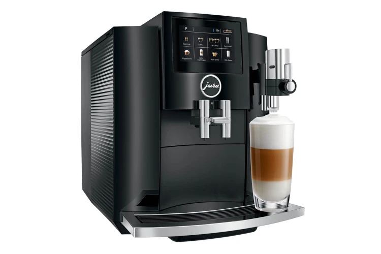 Ekspres Jura S8 EA w kolorze Piano Black, zaprezentowany od lewej strony z kawą latte macchiato, widok na zbiornik wody