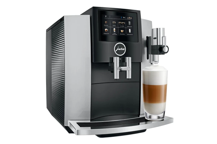Ekspres Jura S8 EA w kolorze Moonlight Silver,  zaprezentowany od lewej strony z kawą latte macchiato, widok na zbiornik wody