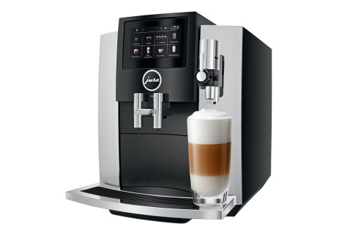 Ekspres Jura S8 EA w kolorze Moonlight Silver,  zaprezentowany od prawej strony z kawą latte macchiato
