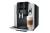 Ekspres Jura S8 EA w kolorze Moonlight Silver,  zaprezentowany od prawej strony z kawą latte macchiato