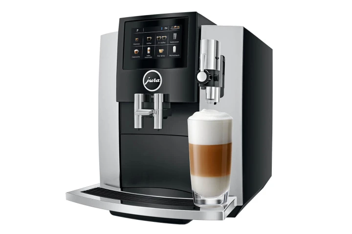 Ekspres Jura S8 EA w kolorze Moonlight Silver,  zaprezentowany od prawej strony z kawą latte macchiato