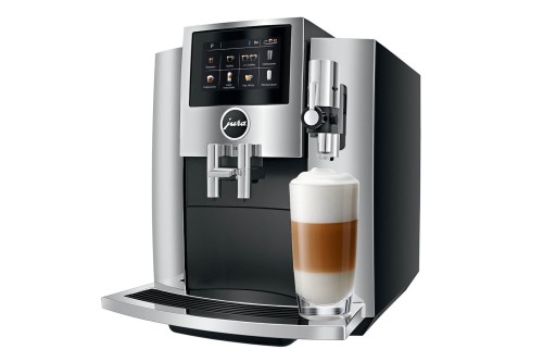 Ekspres Jura S8 EA w kolorze Chrome, zaprezentowany od prawej strony z kawą latte macchiato