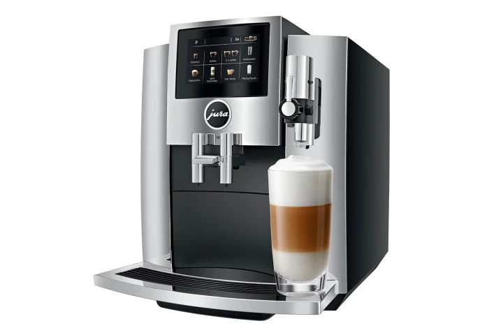 Ekspres Jura S8 EA w kolorze Chrome, zaprezentowany od prawej strony z kawą latte macchiato