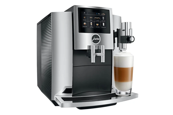 Ekspres Jura S8 EA w kolorze Chrome,  zaprezentowany od lewej strony z kawą latte macchiato, widok na zbiornik wody