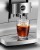 Ekspres Jura Z10 w kolorze Aluminium White - bieli z aluminium, zaprezentowany ze szklanką kawy Cold-brew