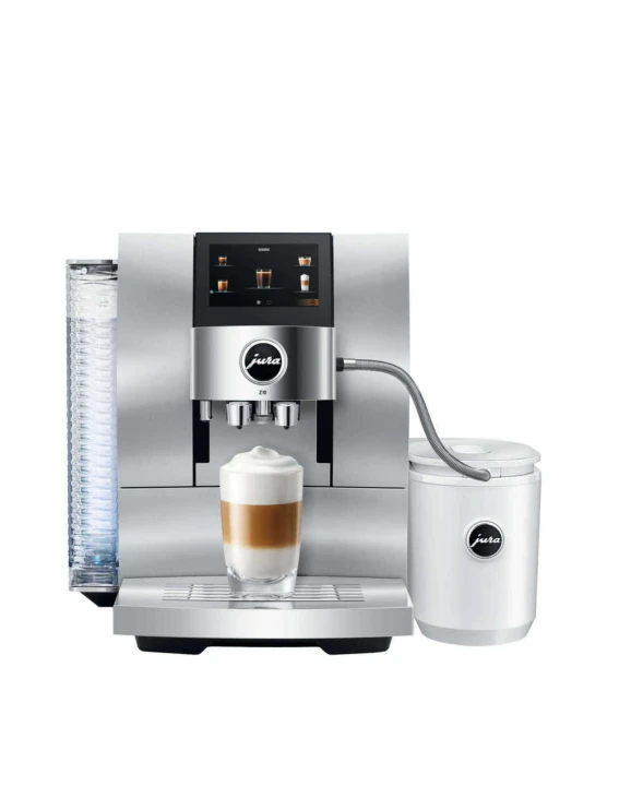Ekspres Jura Z10 w kolorze Aluminium White, zaprezentowany od frontu ze szklanką kawy Latte Macchiato oraz białą chłodziarką cool control