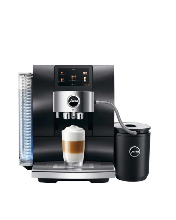 Ekspres Jura Z10 signature line, zaprezentowany kawą latte macchiato oraz chłodziarką czarną cool control
