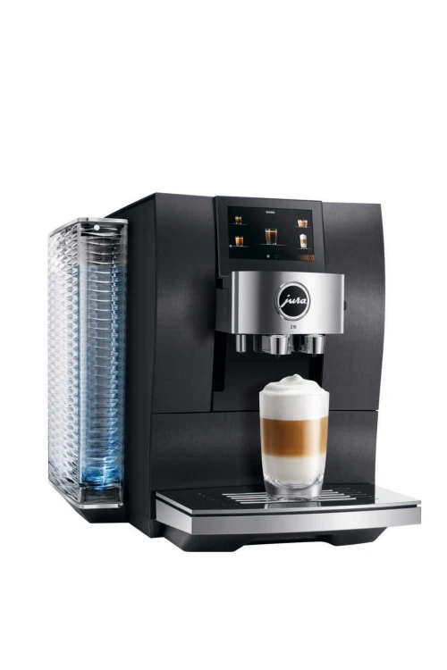Ekspres Jura Z10 w kolorze alu dark inox, zaprezentowany od lewej strony, z widokiem na zbiornik wody oraz szklanką latte macchiato