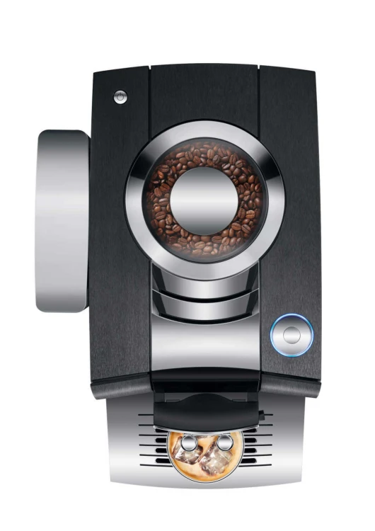Ekspres Jura Z10 w kolorze ciemnego inoxu, zaprezentowany od góry, z widokiem na zbiornik ziaren oraz rotary switch, ze szklanką kawy Cold-brew
