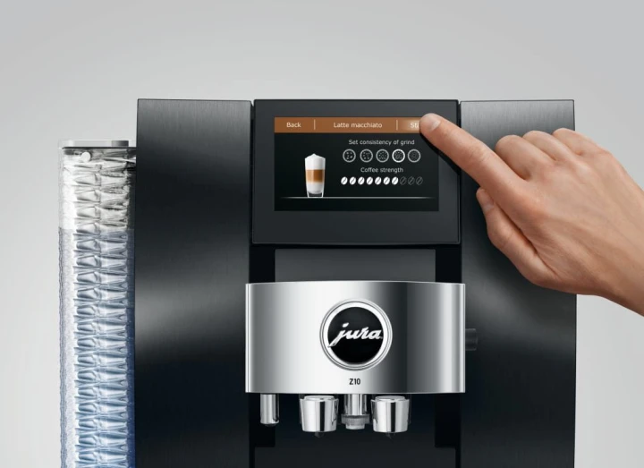 Ekspres Jura Z10 w kolorze Aluminium Black, widok na ekran dotykowy z personalizacją kawy Latte Macchiato