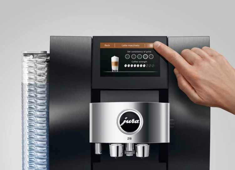 Ekspres Jura Z10 w kolorze Aluminium Black, widok na ekran dotykowy z personalizacją kawy Latte Macchiato