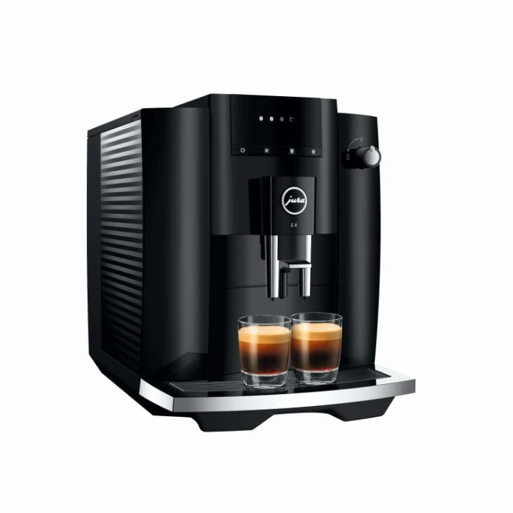 Ekspres Jura E4 EA w kolorze Piano Black, zaprezentowany od lewej strony z dwiema kawami espresso, widok na zbiornik wody ze wzorem w linie
