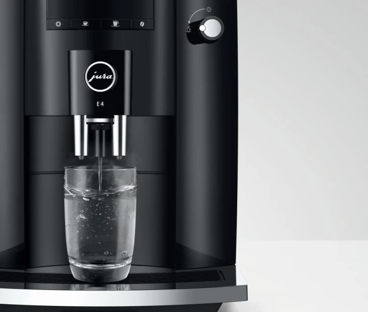 Ekspres Jura E4 EA w kolorze Piano Black, prezentacja funkcji gorąca woda