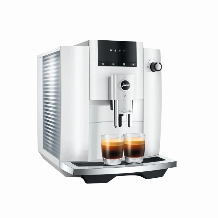 Ekspres Jura E4 EA w kolorze Piano White, zaprezentowany od lewej strony z dwiema kawami espresso, widok na zbiornik wody ze wzorem w linie