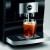 Ekspres Jura Z10 w kolorze Diamond Black - błyszczącej czerni, zaprezentowany ze szklanką kawy Cold-brew