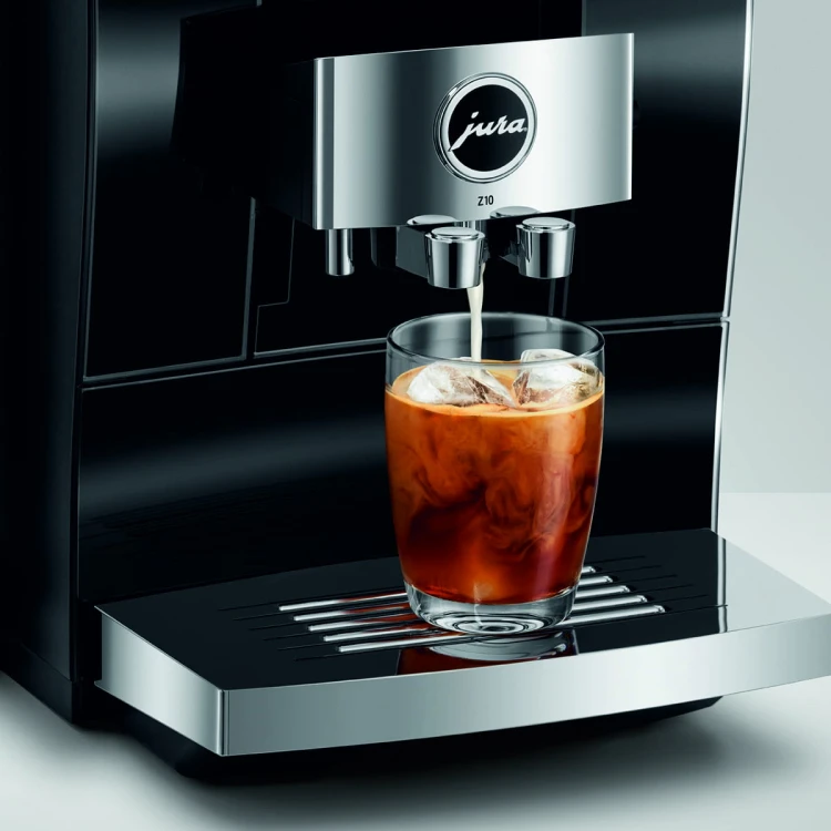 Ekspres Jura Z10 w kolorze Diamond Black - błyszczącej czerni, zaprezentowany ze szklanką kawy Cold-brew