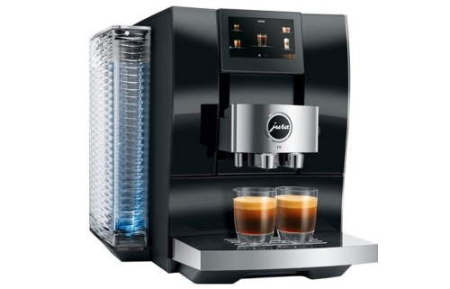 Ekspres Jura Z10 w kolorze Diamond Black, zaprezentowany od lewej strony, z widokiem na zbiornik wody oraz dwiema szklankami espresso