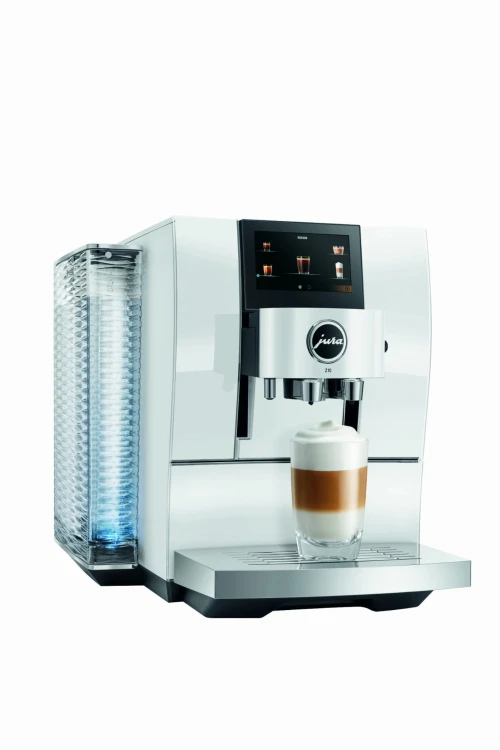 Ekspres Jura Z10 w kolorze Diamond White, zaprezentowany od lewej strony, z widokiem na zbiornik wody oraz szklanką Latte Macchiato