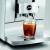 Ekspres Jura Z10 w kolorze Diamond White - błyszczącej bieli, zaprezentowany ze szklanką kawy Cold-brew