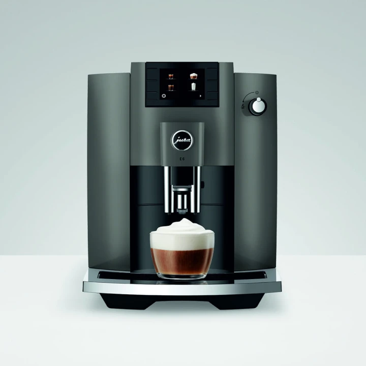 Ekspres Jura E6 EC w kolorze Dark Inox, zaprezentowany od frontu z kawą cappuccino