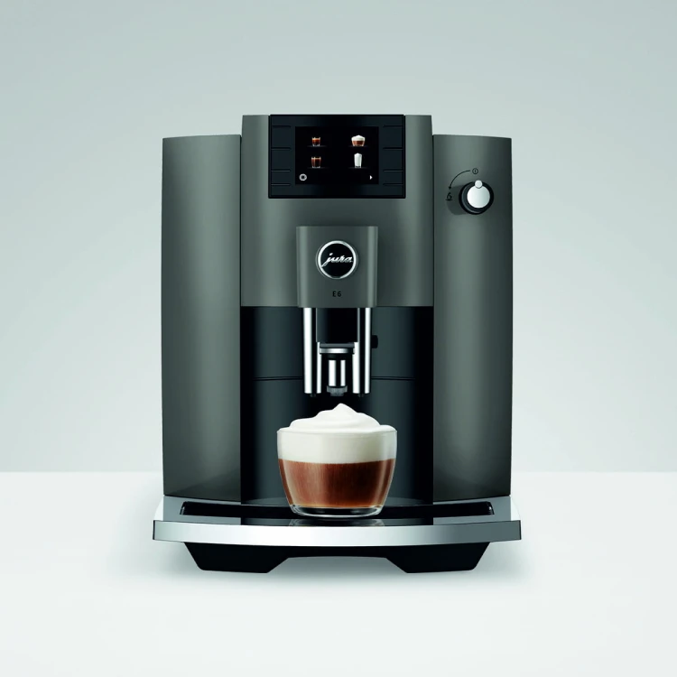 Ekspres Jura E6 EC w kolorze Dark Inox, zaprezentowany od frontu z kawą cappuccino