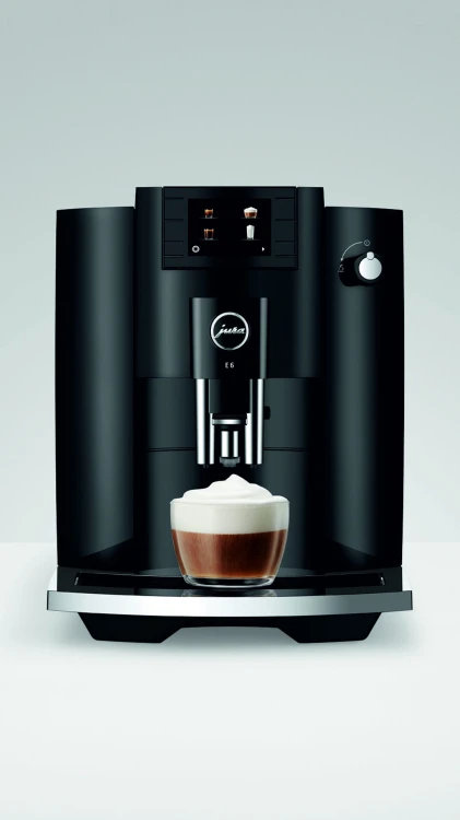 Ekspres Jura E6 EC w kolorze Piano Black, zaprezentowany od frontu z kawą cappuccino