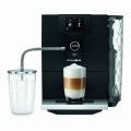 Ekspres Jura ENA 8 EC w kolorze Full Metropolitan Black, zaprezentowany ze szklanym pojemnikiem na mleko Jura oraz kawą latte macchiato
