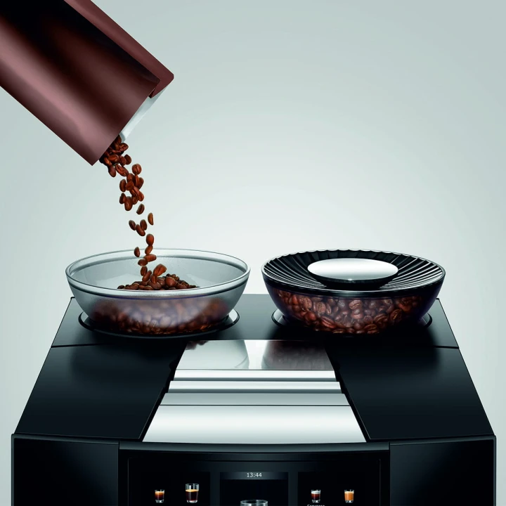 SoMe_GIGA10_det_Di-Bl_beancontainer_filling-left_1200x1200px.jpg