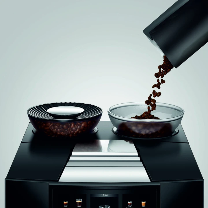 SoMe_GIGA10_det_Di-Bl_beancontainer_filling-right_1200x1200px.jpg