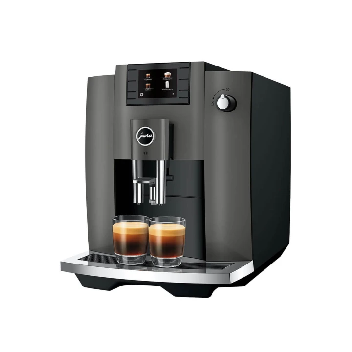 Ekspres Jura E6 EC w kolorze Dark Inox, zaprezentowany z prawej strony z dwiema kawami espresso