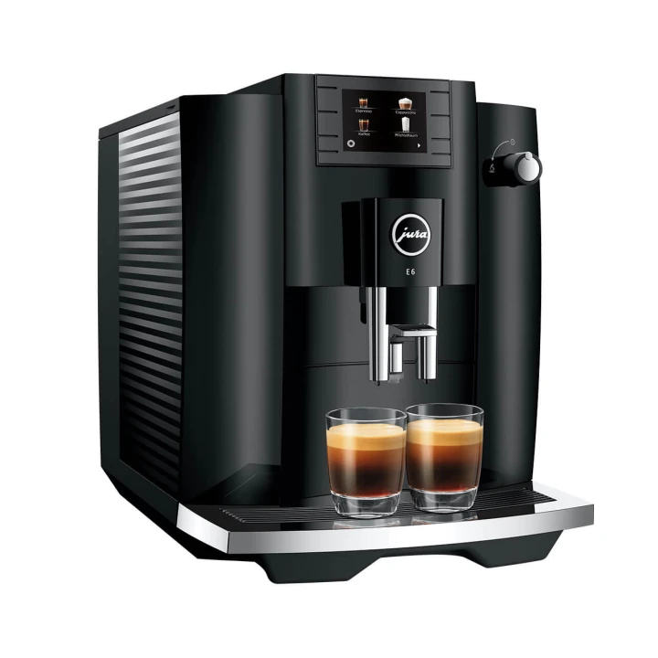 Ekspres Jura E6 EC w kolorze Piano Black, zaprezentowany z lewej strony z dwiema kawami espresso, widok na zbiornik wody