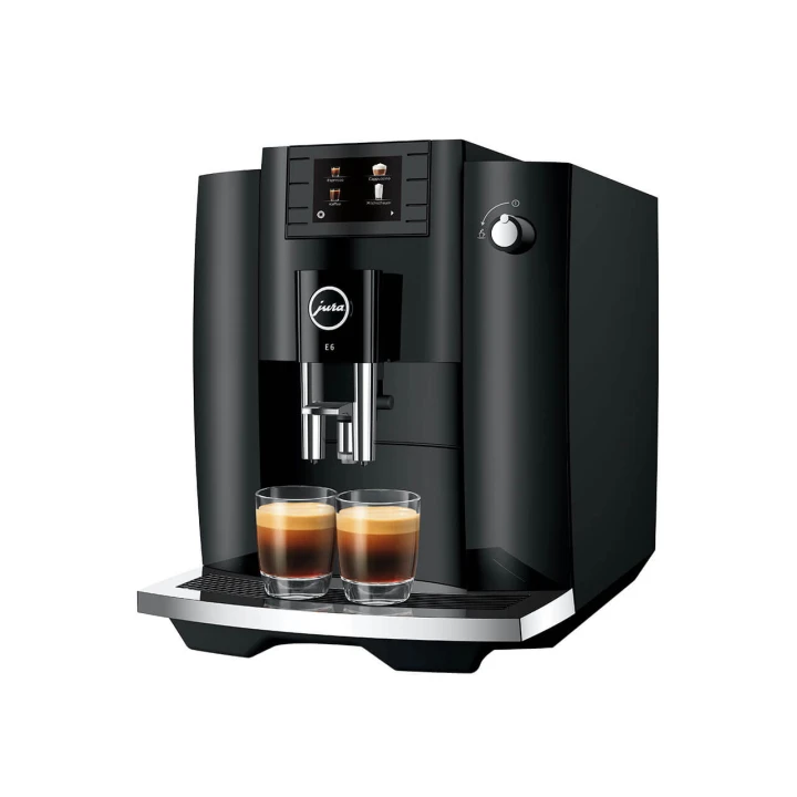 Ekspres Jura E6 EC w kolorze Piano Black, zaprezentowany z prawej strony z dwiema kawami espresso