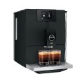 Ekspres Jura ENA 8 EC w kolorze Full Metropolitan Black, zaprezentowany od lewej strony, z dwiema kawami espresso