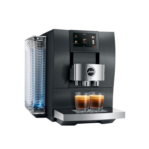 Ekspres Jura Z10 w kolorze Aluminium Black, zaprezentowany od lewej strony, z widokiem na zbiornik wody oraz dwiema szklankami espresso