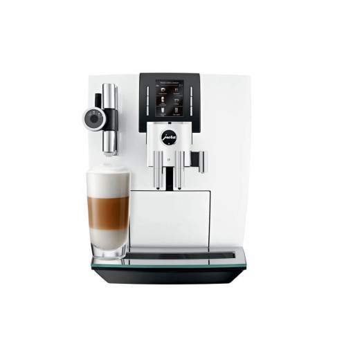 Ekspres Jura J6 w kolorze Piano White, zaprezentowany od frontu z kawą latte macchiato