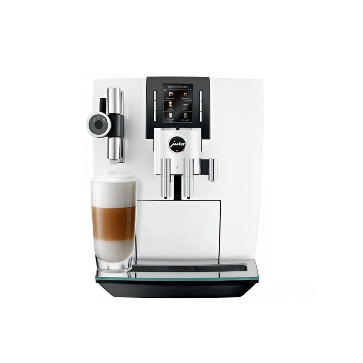 Ekspres Jura J6 w kolorze Piano White, zaprezentowany od frontu z kawą latte macchiato