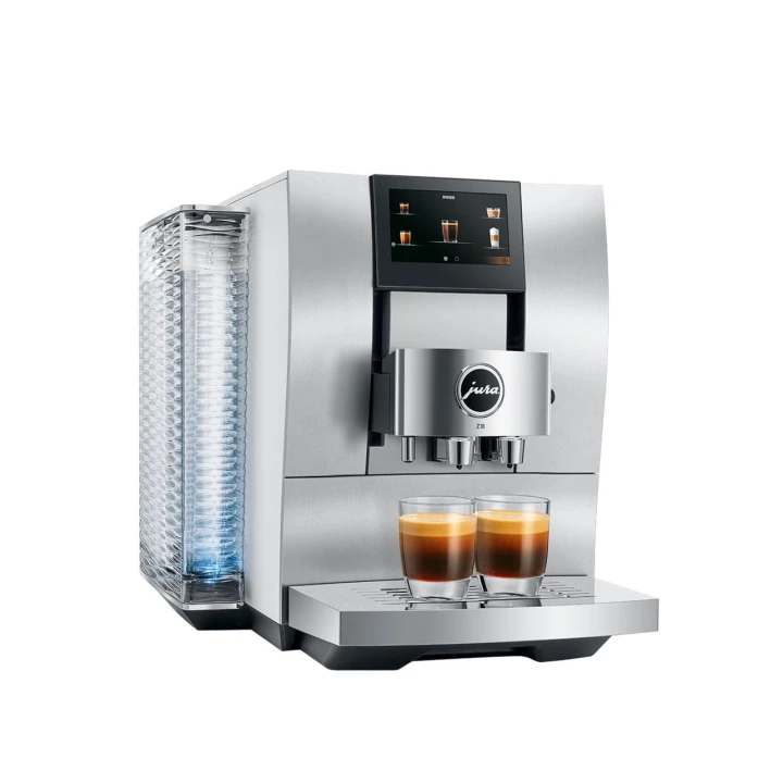 Ekspres Jura Z10 w kolorze Aluminium White, zaprezentowany od lewej strony, z widokiem na zbiornik wody oraz dwiema szklankami espresso